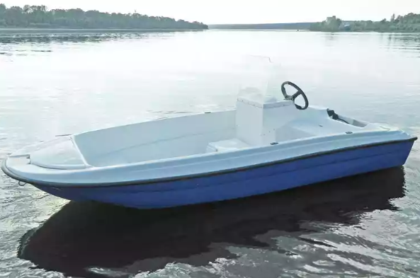 Стеклопластиковая лодка Пингвин с консолью (тримаран) в Рыбинске