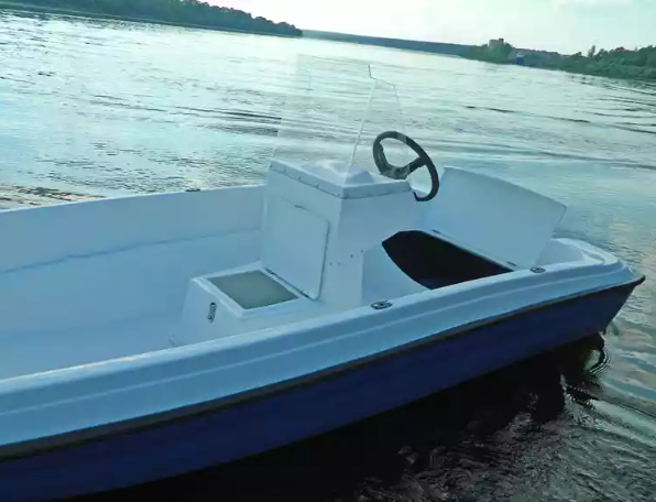 Стеклопластиковая лодка Пингвин с консолью (тримаран) в Рыбинске