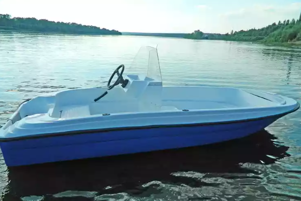 Стеклопластиковая лодка Пингвин с консолью (тримаран) в Рыбинске