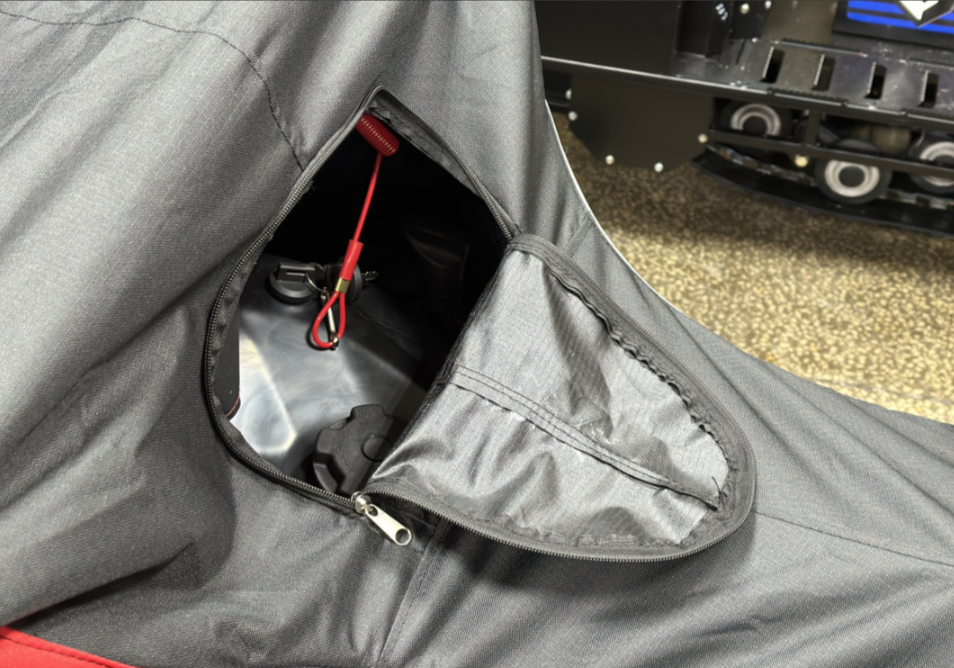 Чехол транспорт. снегохода IKUDZO HUNTER черно-красный Оксфорд ПРЕМИУМ качества с лого IKUDZO в Рыбинске