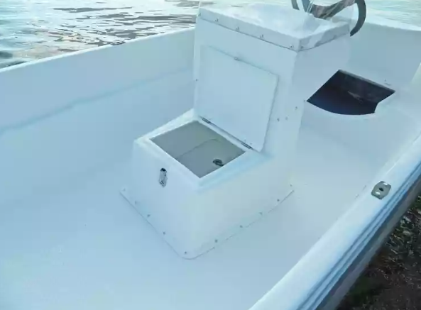 Стеклопластиковая лодка Пингвин с консолью (тримаран) в Рыбинске