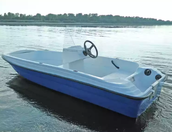 Стеклопластиковая лодка Пингвин с консолью (тримаран) в Рыбинске