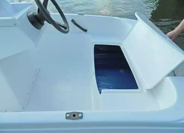 Стеклопластиковая лодка Пингвин с консолью (тримаран) в Рыбинске