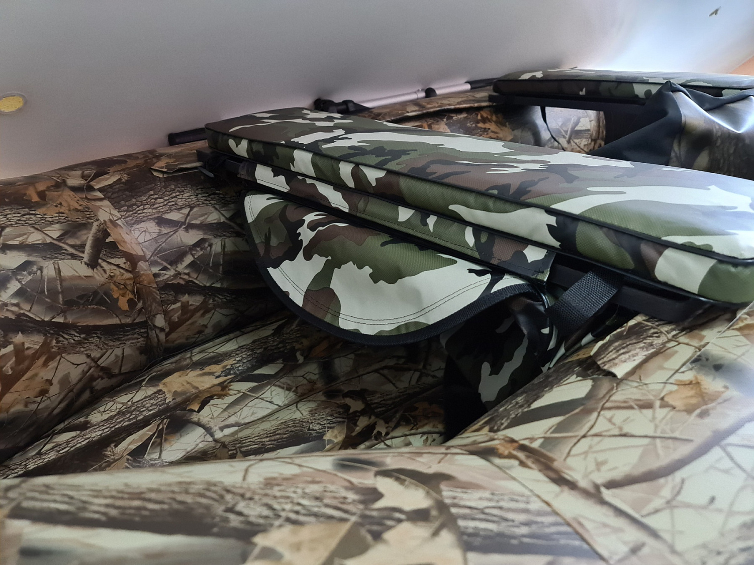 КОМПЛЕКТ МЯГКИХ НАКЛАДОК С СУМКОЙ ДЛЯ ЛОДОК 105Х20 КАМУФЛЯЖ в Рыбинске